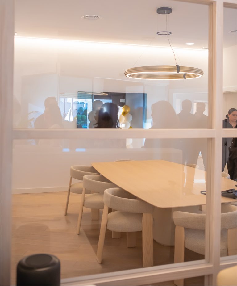 Sala de terapia con mesa y sillas modernas