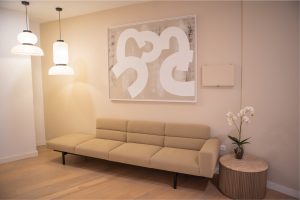 Sala de espera acogedora con sofá