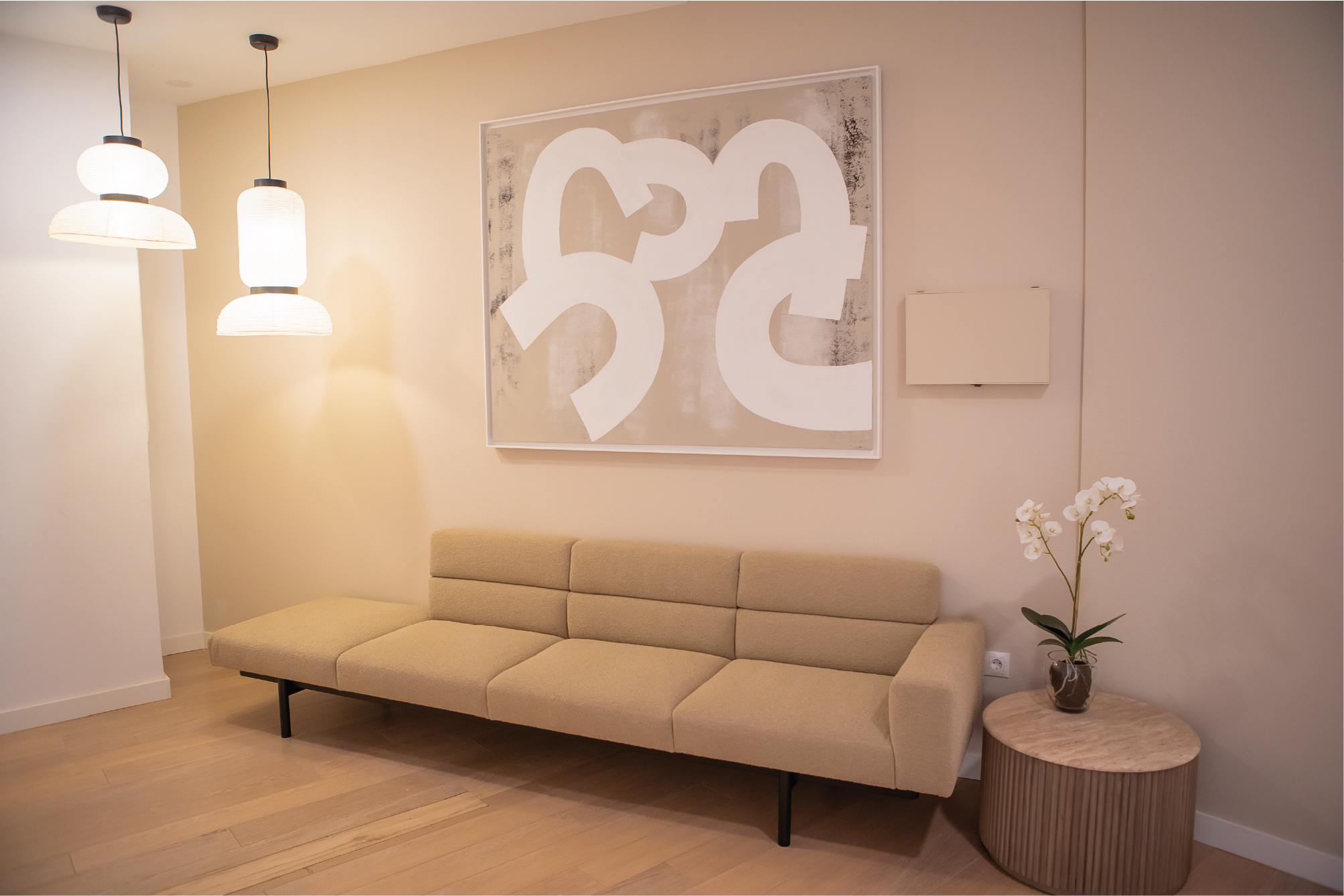 Sala de espera acogedora con sofá