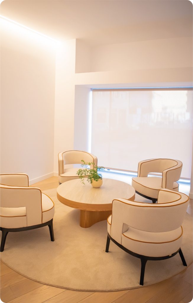 Sala de terapia con sillas redondas